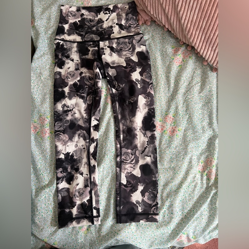 Lululemon High rise cropped leggings Black and white floral